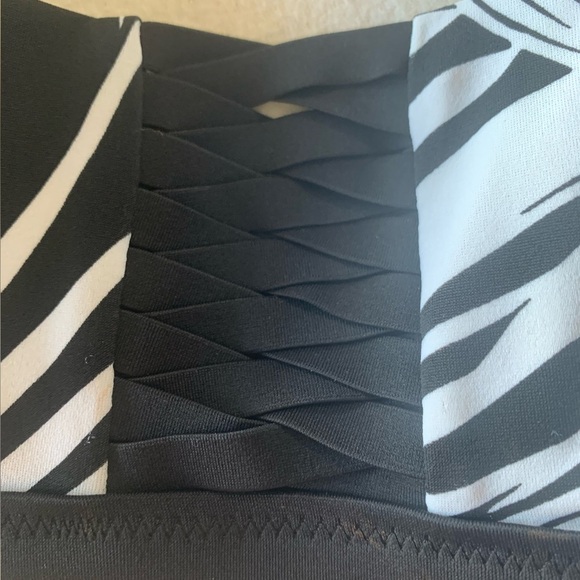 Athleta Swim Square Neck Bikini Top Bra XS Black White 64023 Stretch Mesh Detail - Picture 4 of 9